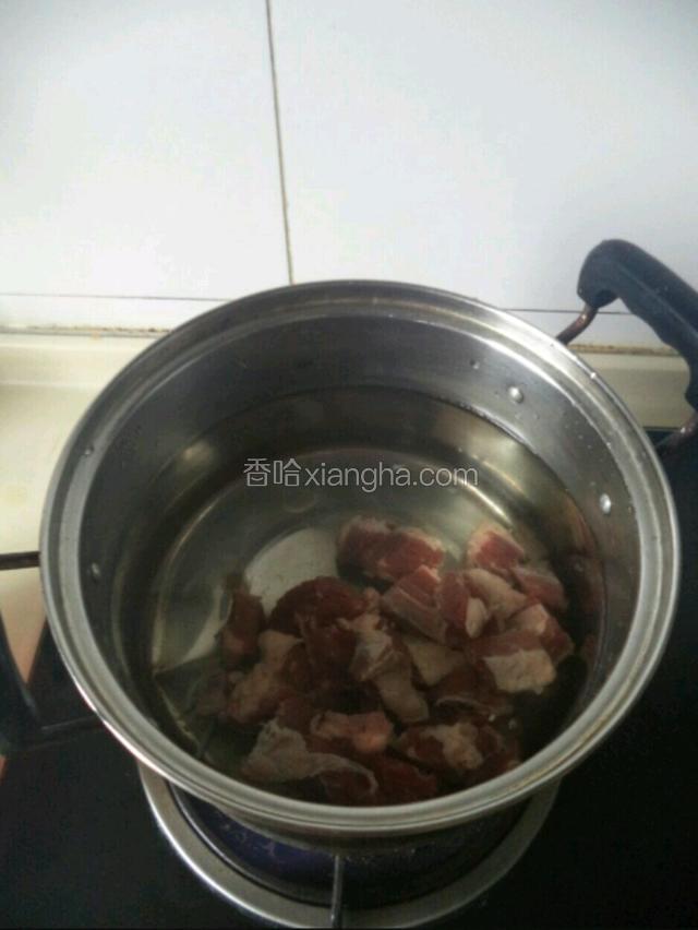 牛肉切小块冷水入锅焯烫。