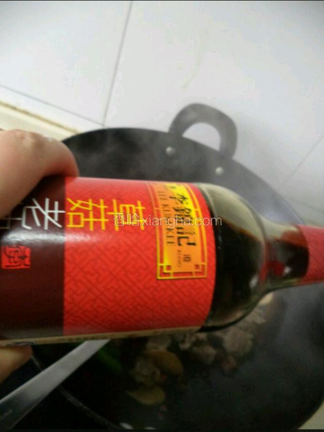 加入老抽炒至上色。