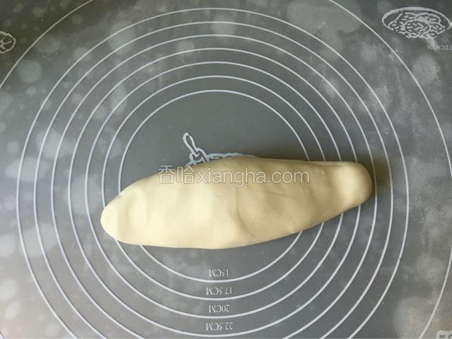至把干粉全部揉进揉进面团里，开始搓成长条。
