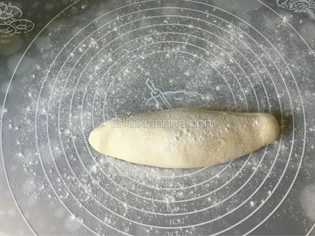 继续撒适量的干粉，搓长条。