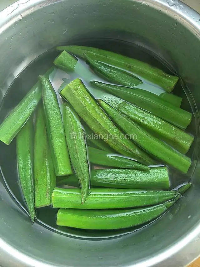 煮好的秋葵，用冷水冲冲