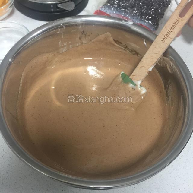 取1/3蛋白糊加入蛋黄盆翻拌均匀后，再把剩下2/3加入蛋黄盆，翻拌至细腻。