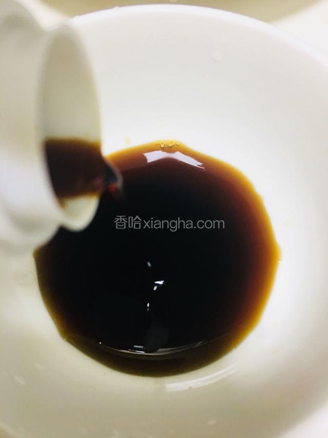 蒸蟹的同时，调酱汁，碗中加入适量陈醋，蒸鱼豉油，少许白糖