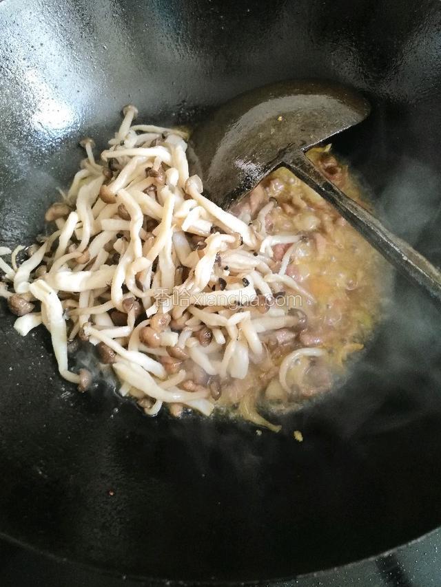 肉丝炒八成熟时放入茶树菇翻炒