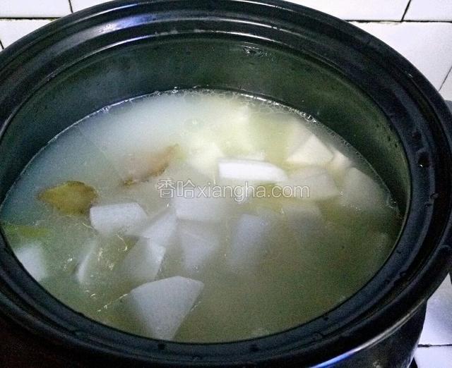 在放上萝卜块开大火煮制萝卜熟透
