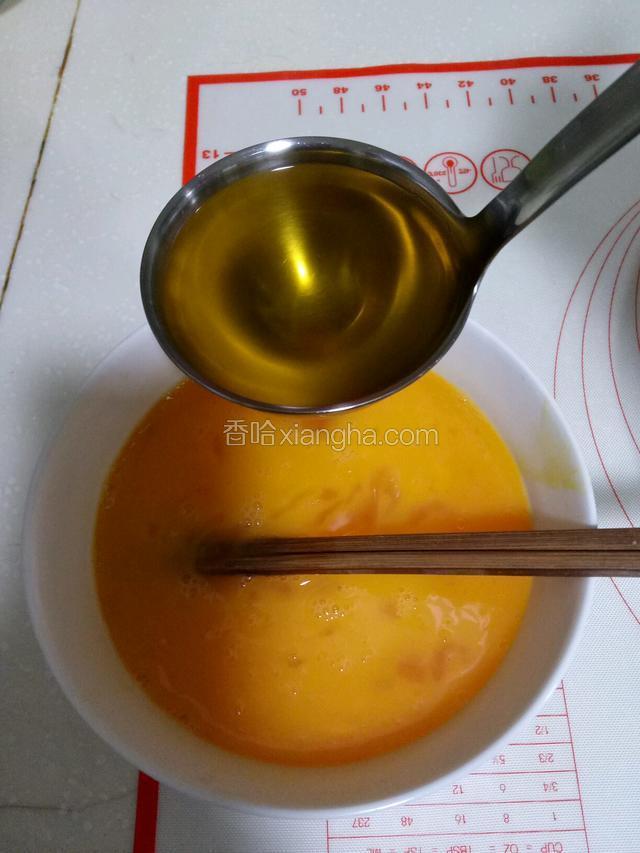 加一大勺食用油，顺时针搅拌均匀(油少了粘勺子)