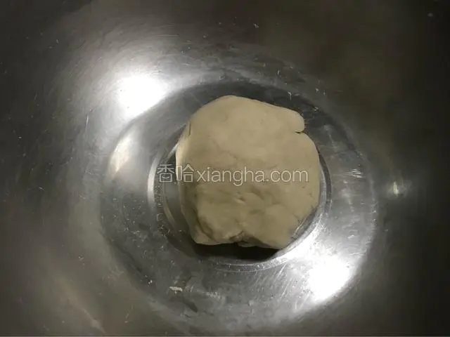 揉成光滑面团，比饺子面稍软。