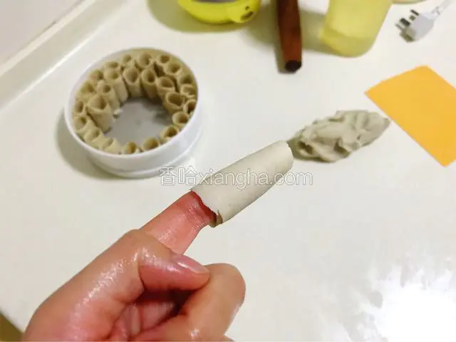 卷成卷，挨个放入小蒸笼。