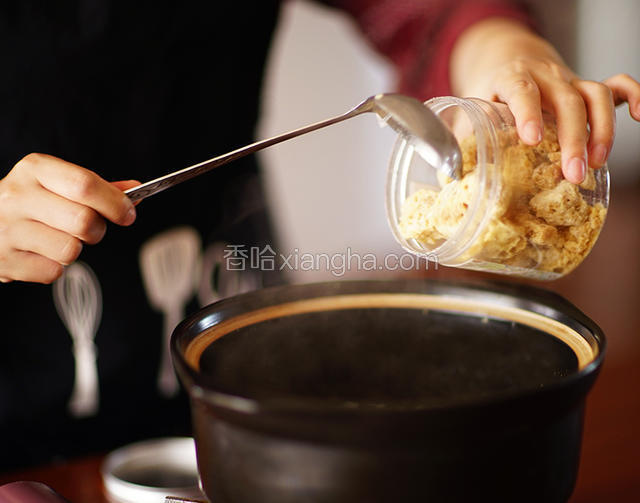 出锅前撒上几颗枸杞和石蜂糖。（喜欢软糯口感的可以先煮莲子/银耳，煲久一点，后加梨块）