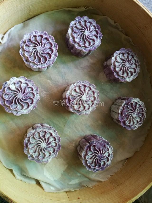 放入蒸笼 ，冷水上锅，水开后蒸十分钟，时间到了在闷两分钟
