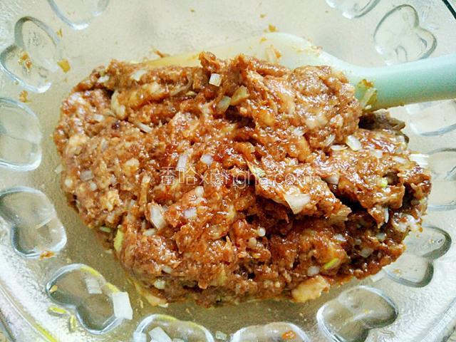 拌匀成肉馅备用