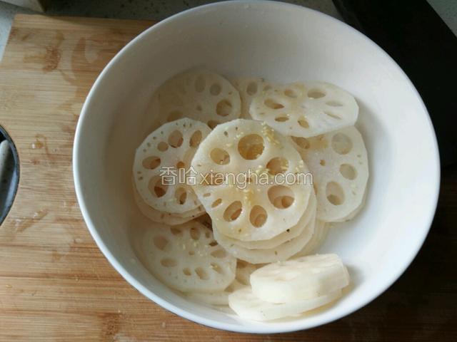 莲藕捞出倒入大碗，加适量食盐，鸡精，香油拌匀后腌制30分钟。