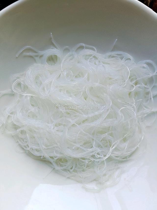 粉丝泡开，沥干水…