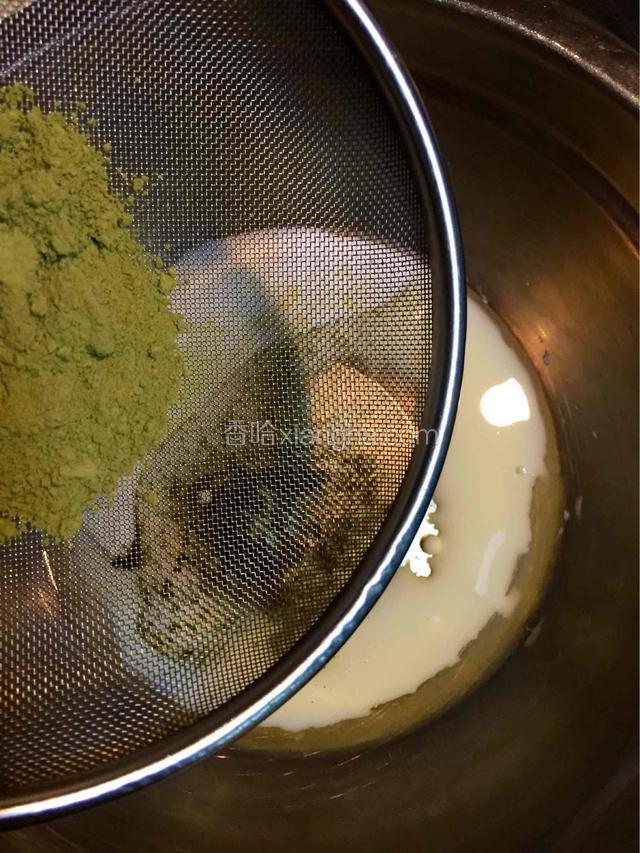 蛋黄蛋白分在两个盆里，蛋黄里加入牛奶和油，筛入抹茶粉，搅拌均匀