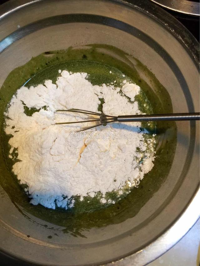 筛入低粉，搅拌均匀，不要一个方向搅太久，上劲就不好了