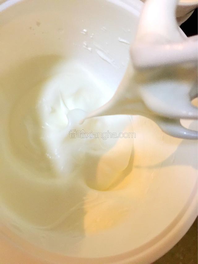 打发至湿性发泡，能拎起倒三角即可