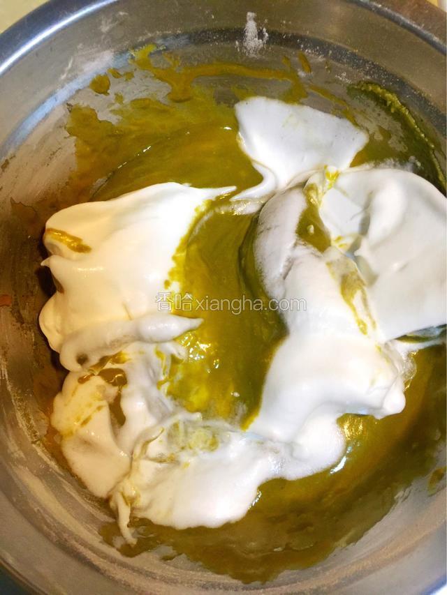 将三分之一打发的蛋白加入抹茶面糊，翻拌均匀，不能搅拌，那样会消泡