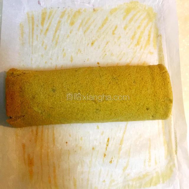 小心卷起，用油纸包好，入冰箱冷藏一个小时