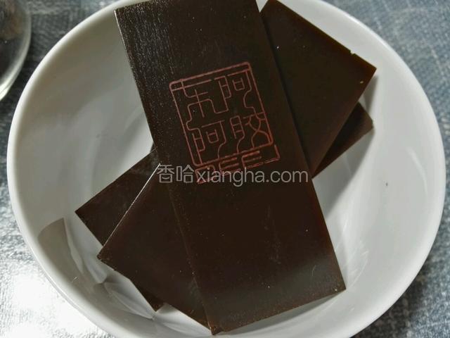 要想熬制好的阿胶糕，原料是关键，尽量选用品质纯正东阿阿胶！取120克阿胶！