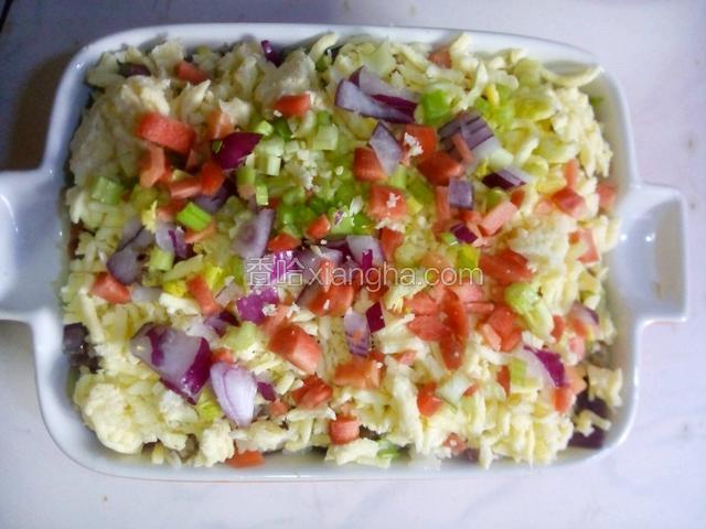 盛入焗碗，上面撒上芝士碎，再撒上剩下的胡萝卜粒和洋葱芹菜粒。入烤箱180度烤20分钟。