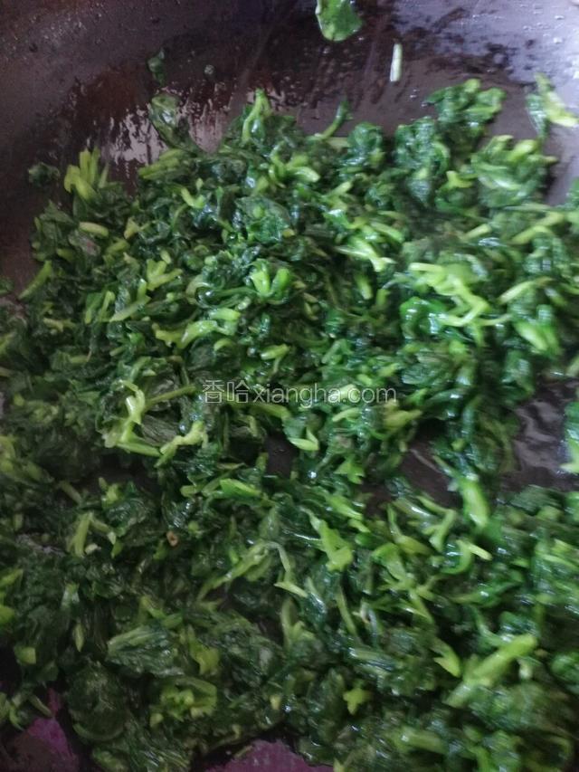 开油锅烧5成烫，倒入鸡毛菜炒匀，放入宴会鲜酱油，炒匀，加入味精，淋上香油，炒匀，起锅装盆就OK啦！