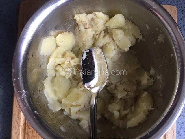 把土豆用勺压成泥，