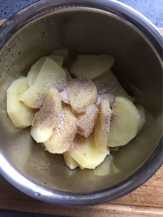 一个中等个的土豆去皮，切块，隔水20分钟蒸熟，拌入1勺盐，撒入1勺胡椒粉拌匀，
