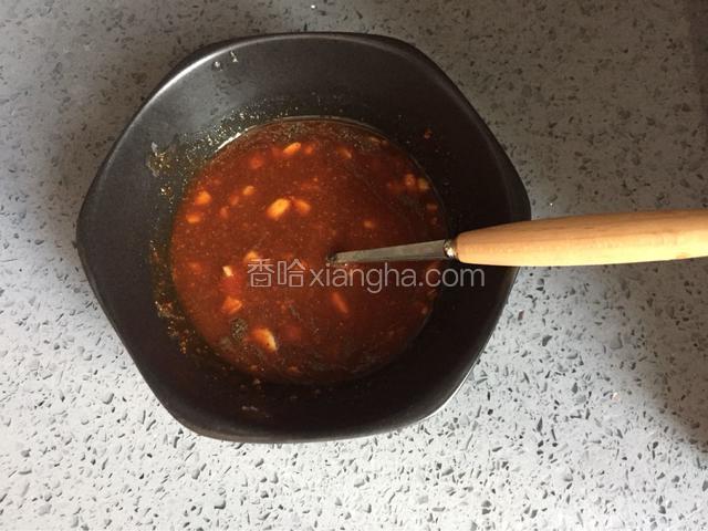 一片生姜和两粒大蒜头切末，用小碗加入生抽2勺，料酒1勺，番茄酱2勺，糖1汤匙，盐1勺，椒盐粉1勺，辣椒粉1勺，并加入少许水加入生姜，大蒜末，调和均匀这些佐料！这是用来做涂抹在烤鱿鱼上的佐料，口味可以根据自己的喜好调整！