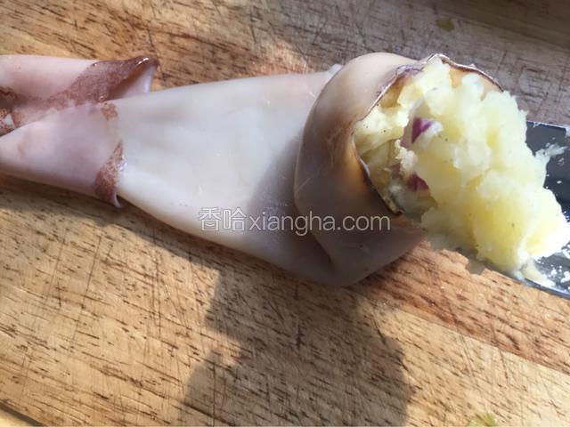 把土豆泥塞进鱿鱼肚子里，