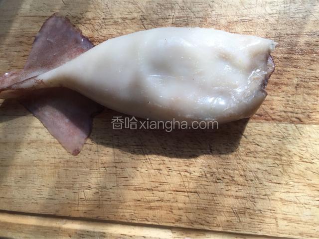 鱿鱼肚子里塞八分满的土豆泥，不要全部塞满，不然烤的时候会涨出，