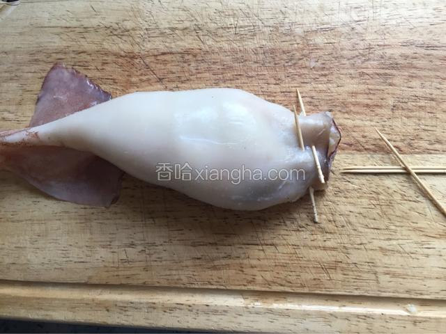 鱿鱼塞进土豆泥后开口处用牙签固定封口，