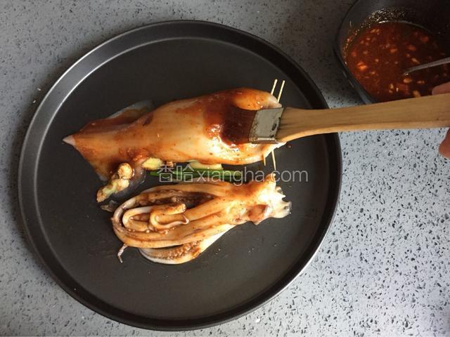 在鱿鱼上均匀涂上调好的佐料，