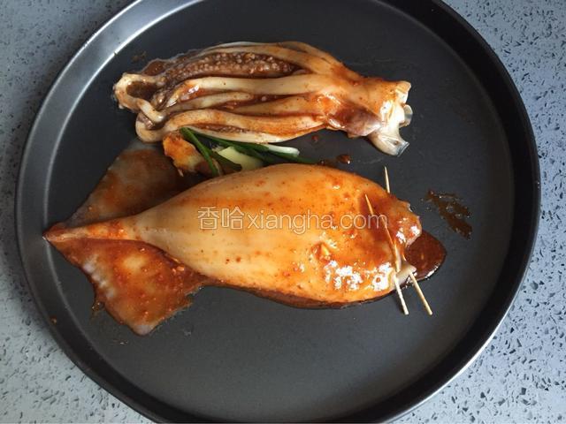两面都满满的涂上自制的烧烤酱，腌制入味30分钟，