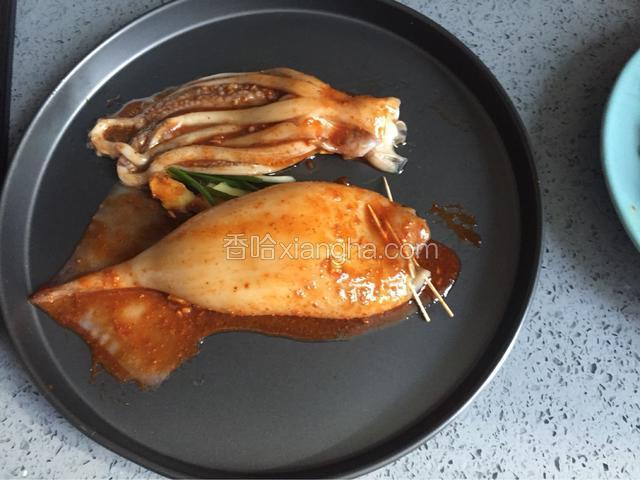 腌制入味的鱿鱼，烤箱预热到180度，烤8分钟，