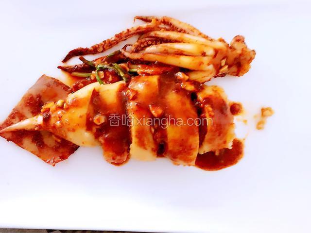 余下的蘸料全部淋在烤鱿鱼上，可以趁热吃了！