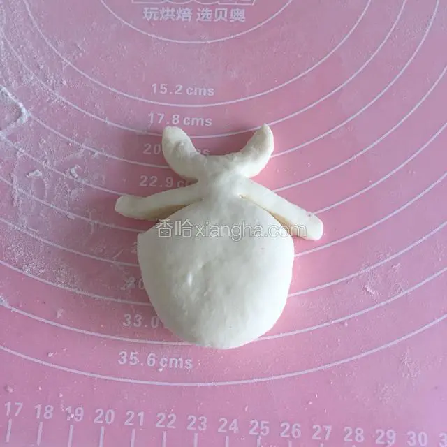 下面的两条面团稍微拉长一些