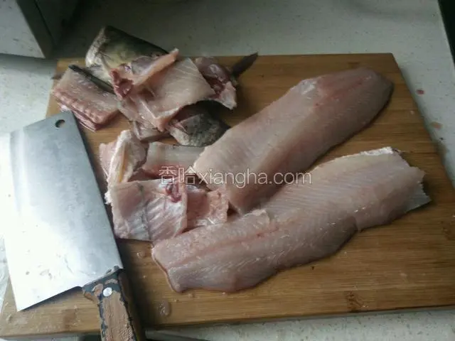 将鱼去除头尾，去除鱼骨，去掉鱼腹，修平鱼肉。