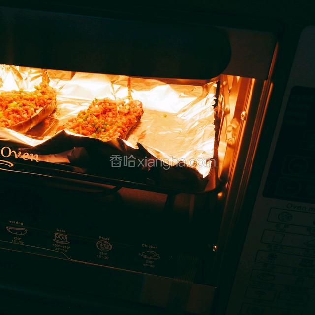 烤箱温度设置为200℃烤8分钟待茄子入味我们就可以美餐了哦，期待再次出炉…