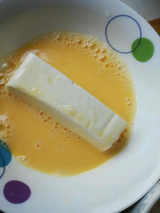 豆腐放蛋液里蘸匀