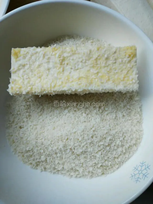 再把豆腐条滚上面包糠