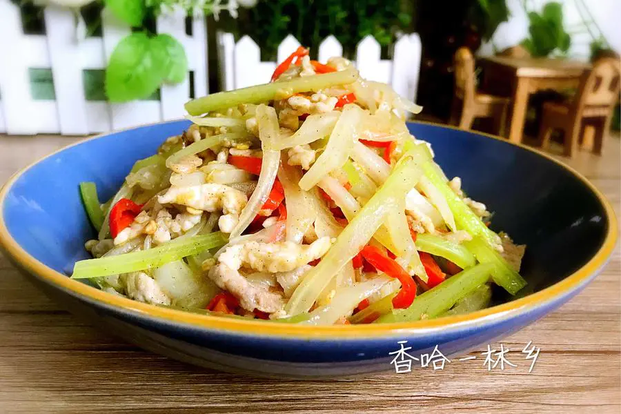 白菜梗子芹菜炒肉丝