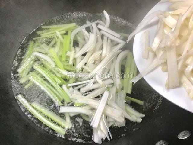 接着加入白菜梗子煮沸腾