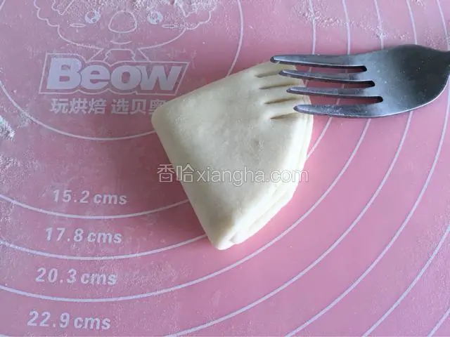 用叉子压出鱼尾