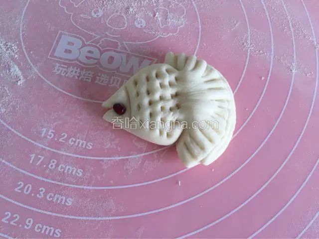 用红豆装饰出眼睛