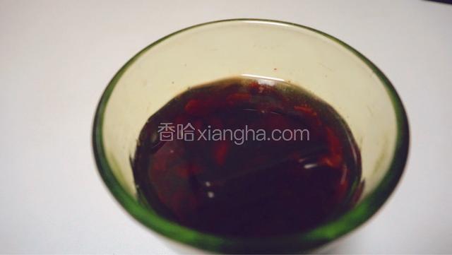 蔓越莓用温水冲洗干净，控干水分，加入朗姆酒浸泡