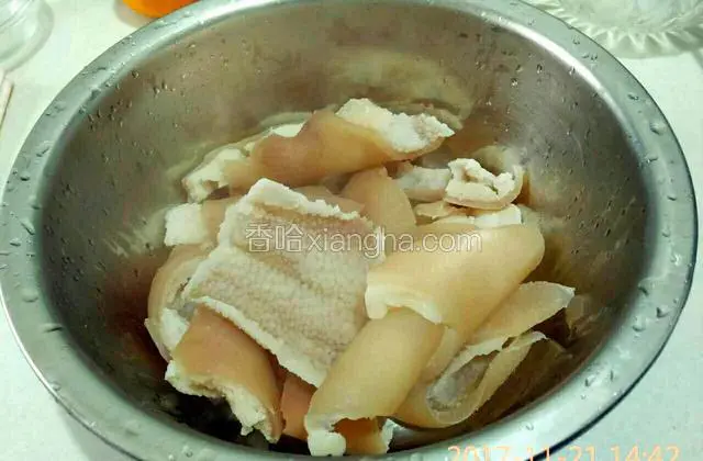 捞出猪皮