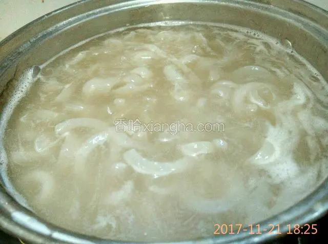 煮到猪皮可以用筷子夹断，挑出放入的所有配料。