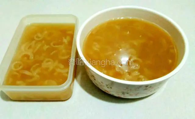 倒入模具中，我用的是饭盒。