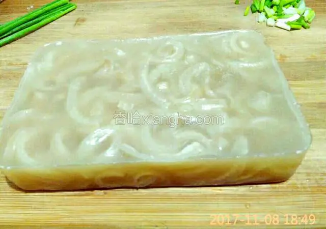 冷却成型，猪皮冻就做好了。