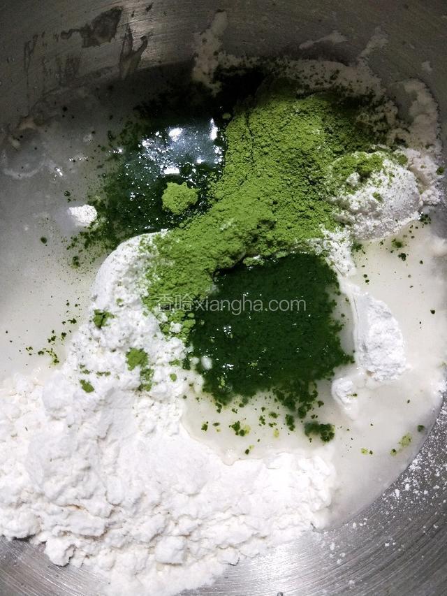 发酵好的种面和主面团材料全部倒入厨师机搅拌缸（酵母和盐分开放）……先低速至看不到干面粉再中速至结实的扩展状态……